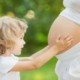 Послеродовым периПосле родов большинство рожениц жалуются на боли в суставах. Причиной боли в суставах является гормон релаксин (relaxin), который выделяется с наступлением беременности и продолжает выделяться до 6 месяцев после родов. Этот гормон расщепляет коллаген и белок для облегчения родов, делая мышцы и связки вокруг суставов мягкими и расслабленными. Однако под влиянием этих гормонов, суставы остаются мягкими и расслабленными после родов, поэтому, если вы даже немного используете суставы, эта нагрузка вызывает боль.дом называют период, начинающийся после рождения последа и продолжающийся 6-8 недель. Послеродовой период очень важен, поскольку именно в этот период организм восстанавливается, возвращаясь в состояние до беременности.Причина послеродовых осложнений может быть связана с ухудшением состояния организма до беременности или из-за отсутствия должного лечения после беременности и родов. Осложнения также могут появиться, если вы чрезмерно потели, после родов или у вас были сложные роды. Даже если случился выкидыш, необходимо хорошо заботиться о своем теле, и если не делать это должным образом, могут появиться осложнения.