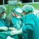 Гражданин А, мужчина 50-ти с лишним лет, 3 года назад перенес операцию по поводу грыжи межпозвонкового диска поясничного отдела позвоночника. Недавно у пациента случился рецидив заболевания. Пациент слышал объяснение врача о том, что появление рецидива зависит от того, насколько хорошо он будет ухаживать и следить за своим здоровьем после операции. Однако, боль и дискомфорт появились раньше, чем пациент того ожидал. Повторная операция была обременительной, поэтому пациент стал искать другие методы лечения, но впал в более глубокие переживания, когда его знакомый сказал: «Для рецидивирующих дисков нет другого лечения, кроме повторной операции». Являются ли слова знакомого человека правдой? ❚ Многие люди обращаются в больницу корейской традиционной медицины из-за рецидива диска после операции Поскольку симптомы не улучшаются и/или грыжа межпозвонкового диска поясничного отдела позвоночника вновь рецидивирует даже после оперативного лечения, многие пациенты обращаются в больницу корейской традиционной медицины. Среди них есть такие лица, у которых симптомы наоборот ухудшаются, либо появляются новые, которых не было до операции.